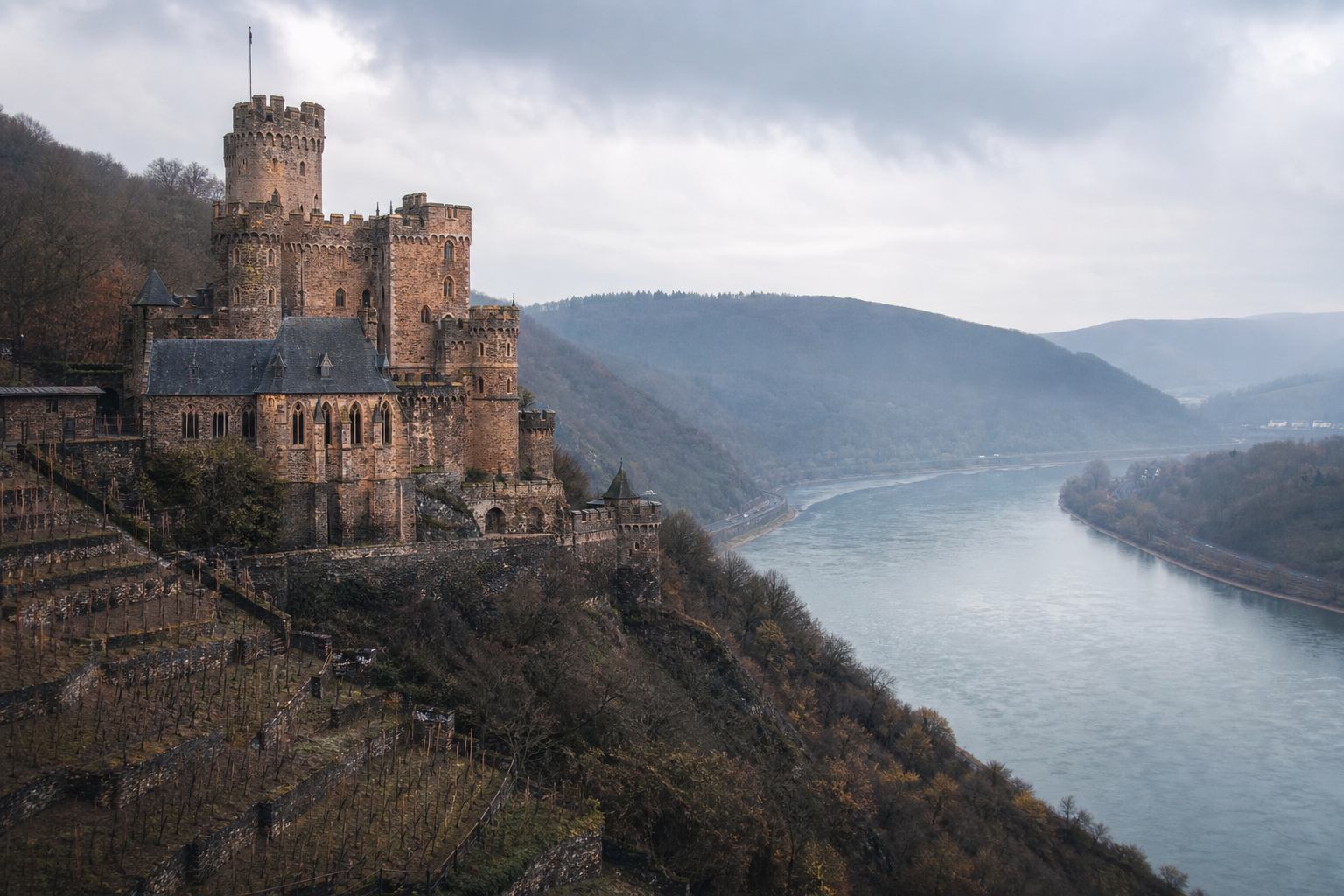Burg über dem Rheintal im silbrigen Dunst