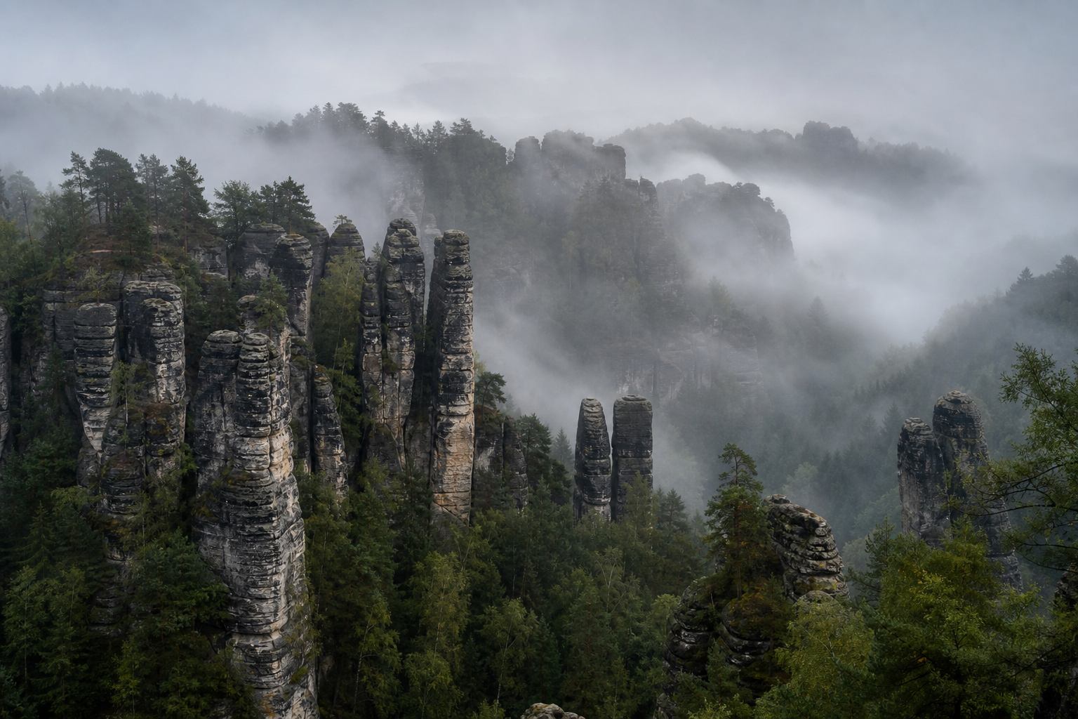 Sandsteinfelsen der Sächsischen Schweiz im Morgennebel